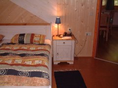 Bungalow 1a Schlafraum mit Doppelbett und ausziehbarer Schlafcouch