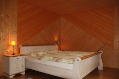 Bungalow 1c, Schlafraum mit Doppelbett und ausziehbarer Schlafcouch